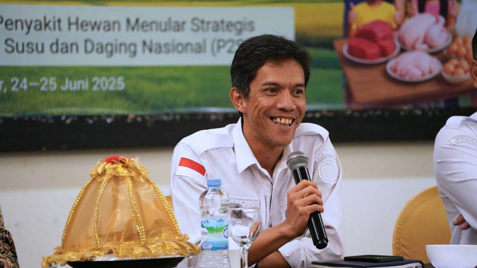 May be an image of 2 people, dais and text that says "enyakit Hewan Menular Strategis Susu dan Daging Nasional (P2 24-25 24-25Juni2025 Juni 2025 時価8"