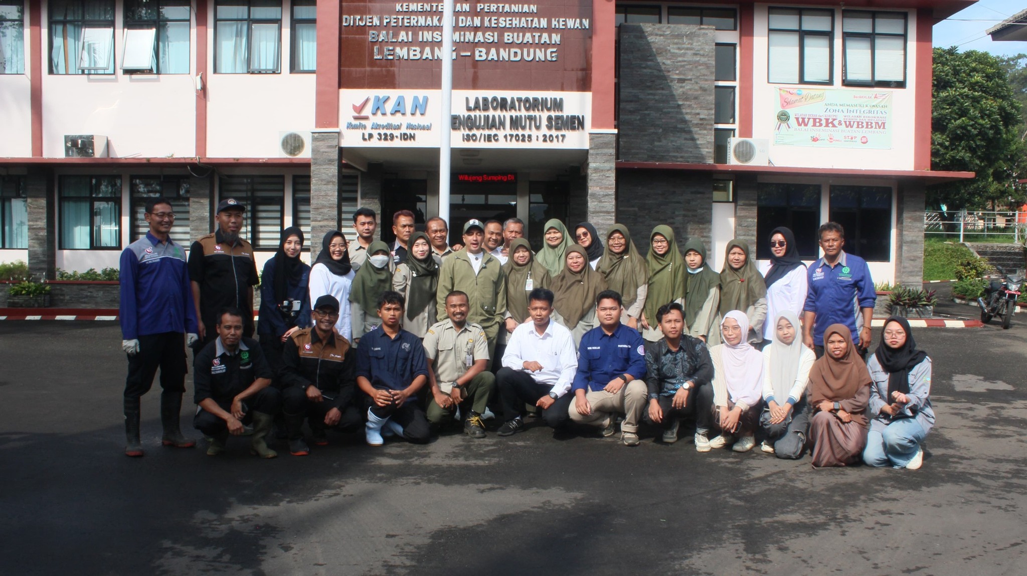 May be an image of 8 people and text that says "KEMENTE AN PERTANIAN DITJEN PETERNAK DAN KESEHATAN KEWAN BALAI INS MINASI BUATAN LEMBAN BANDUNG KAN สิรกิน অव Rooitasl 329-1D LABORATORIUM ENGUJAN MUTU MUTUSEMEN SEMEN 180/I80 17025 2017 SA .ክት WBK*WBBM WBKU WBBM +"