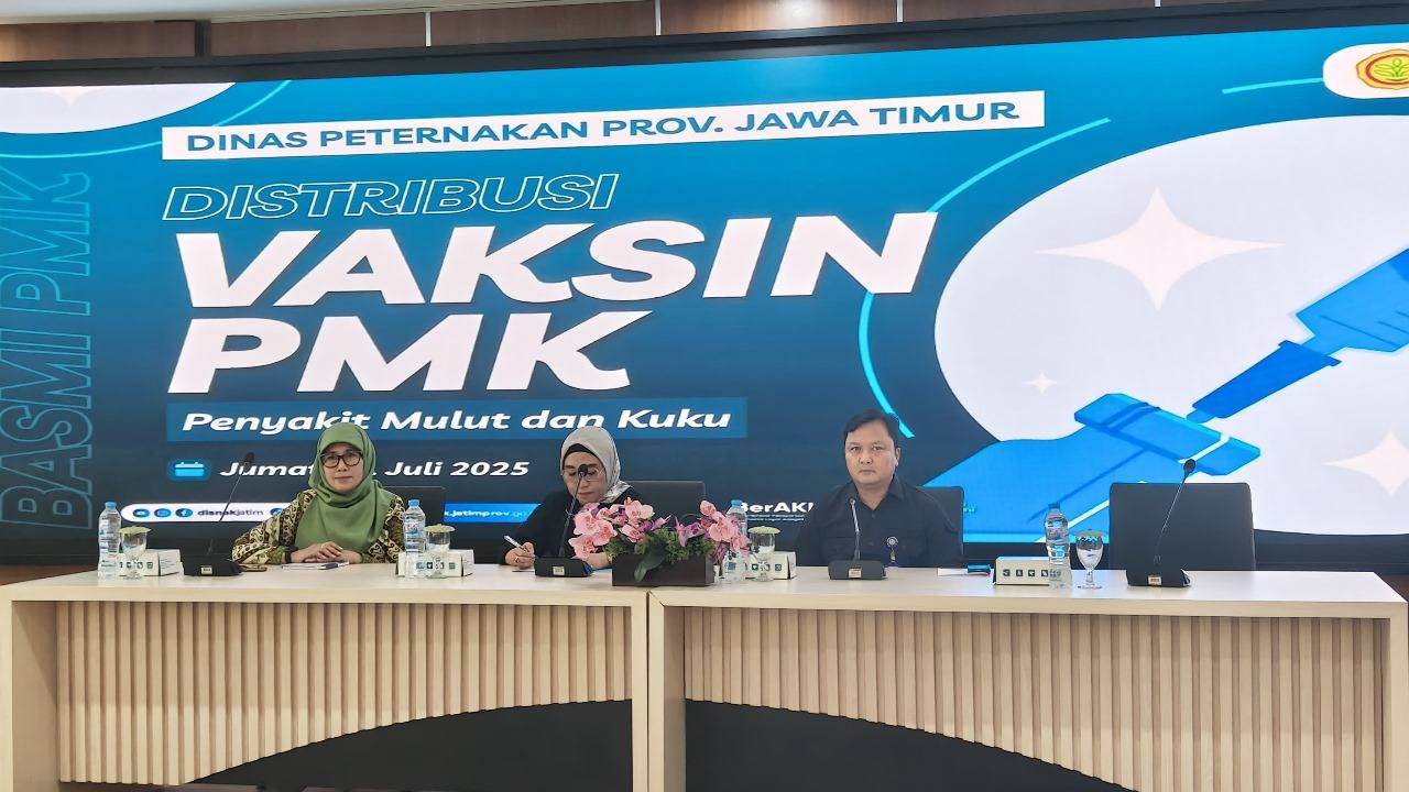 May be an image of 3 people, television, newsroom and text that says "DINAS PETERNAKAN PROV. JAWA TIMUR AS DIST DISTRIBUSI VAKSIN PMK Penyakit kit Mulut dan Kuku Juma 0ef Juti 2025 adesimprows ၆တေခ JerAK 000"