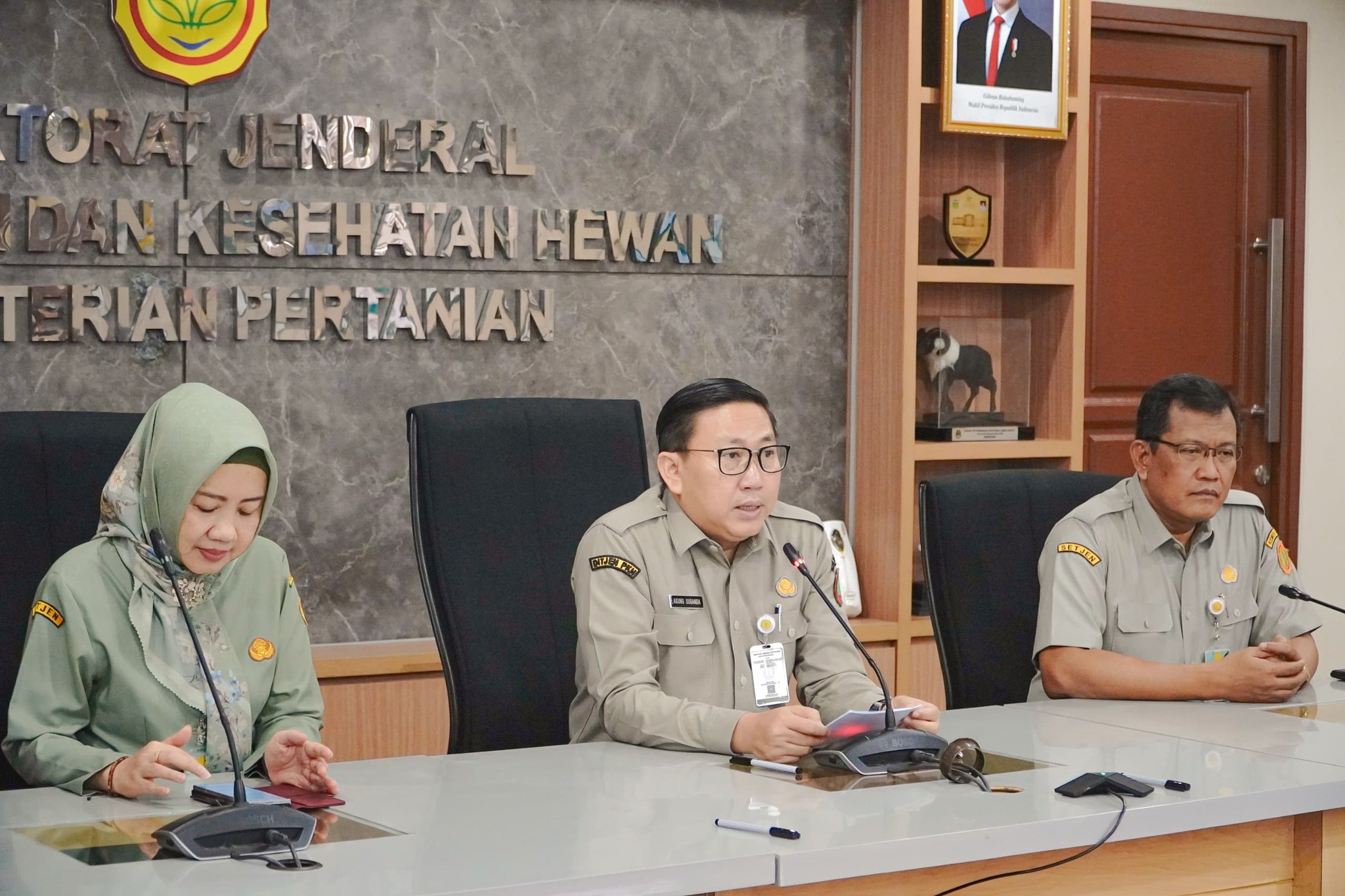 May be an image of 3 people and text that says "NAeA ORATJENDERAL NDERAL AN KESEHATAN HEWAIN RIAN RIAMPERTANIAN PER TANIAN SEN 正のス 工克"