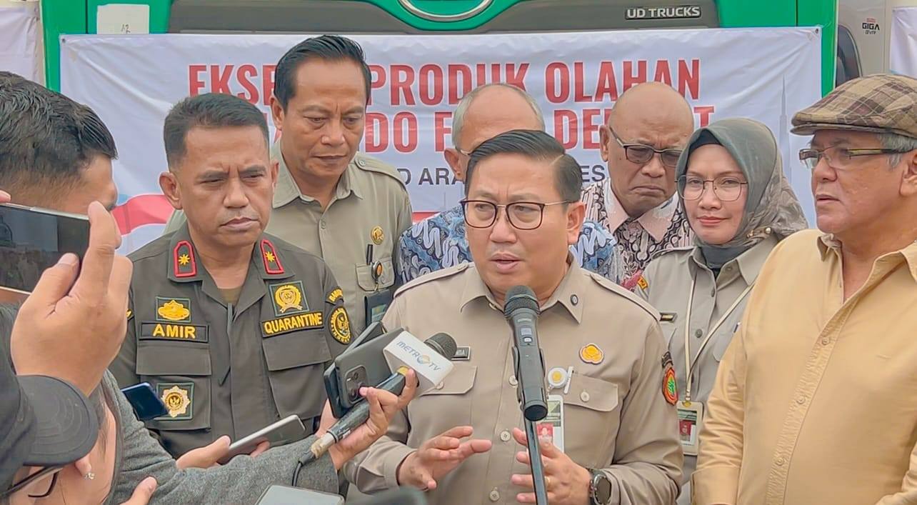 May be an image of ‎4 people and ‎text that says "‎UD TRUCKS EKSI PRODUK OLAHAN DO DOE F DE ר ARA AMIR QUARANTINE GAI DETRO RO V‎"‎‎