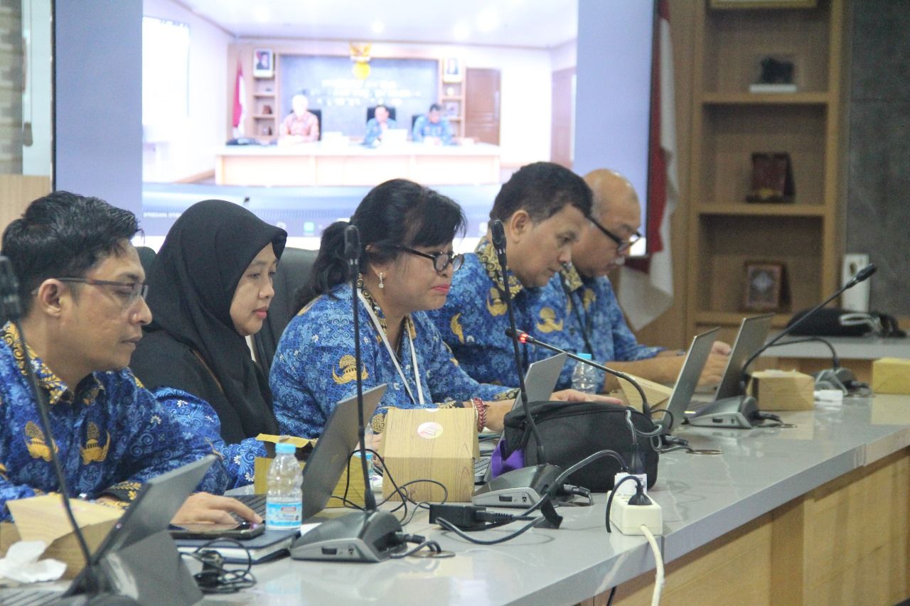 May be an image of 5 people, newsroom and text
