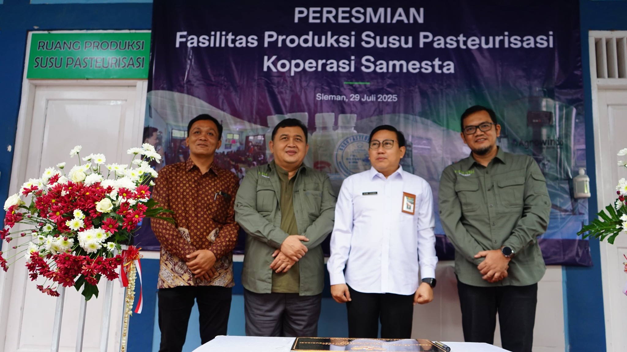 May be an image of 5 people and text that says "RUANG ANGPRODUKSI PRODUKSI SUSU PASTEURISASI PERESMIAN Fasilitas Produksi Susu Pasteurisasi Koperasi Samesta Sleman, 29 Juli 2025"