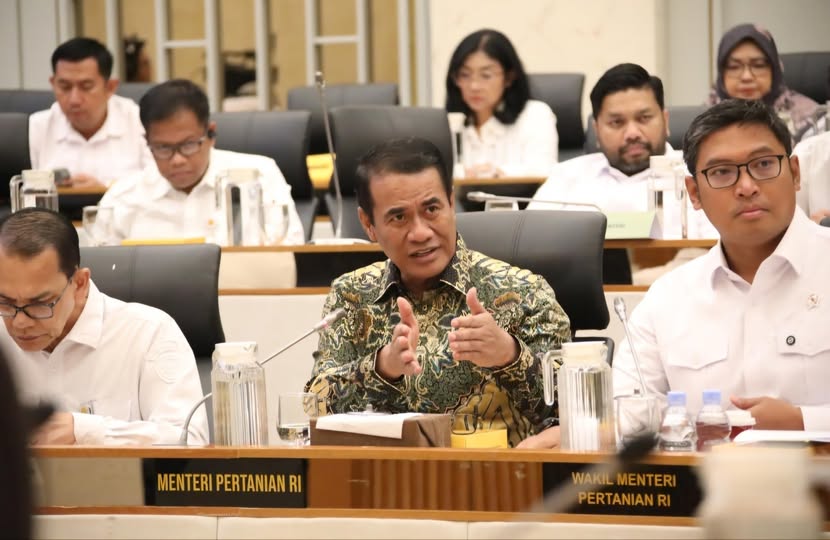 May be an image of 8 people, dais and text that says "MENTERI PERTANIAN MENTERIPERTANIANRI RI WAKIL WAKILMENTERI MENTERI PERTANIANR RI"