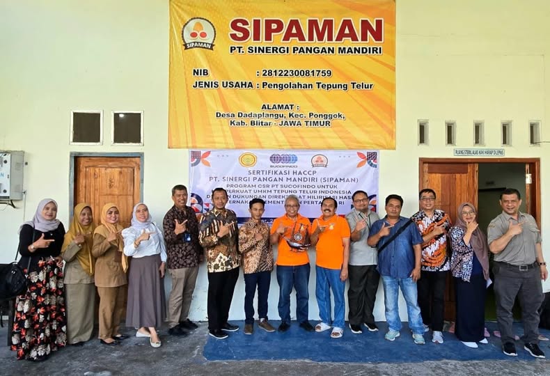 May be an image of 14 people and text that says "SIPAMAN SIPAMAN PT. SINERGI PANGAN MANDIRI NIB : :2812230081759 JENIS USAHA Pengolahan Tepung Telur ALAMAT Desa Dadaplangu, Kec. Ponggok, Kab. Blitar JAWA TIMUR SERTIFIKASI HACCP PT. SINERGI PANGAN SINERGIPANGANMANDIRI(S MANDIRI (SIPAMAN) PROGRAM MKM TEPUNG HILIRLE PTSUCO TSUCOFI FINDO UNTUK TEPUNG INDONESIA ONESIA NDUKUNGAND ERNAK EMENT PERTA HIIIL 乳局雅 民る消区映は代Oしだる RAPOLENS"