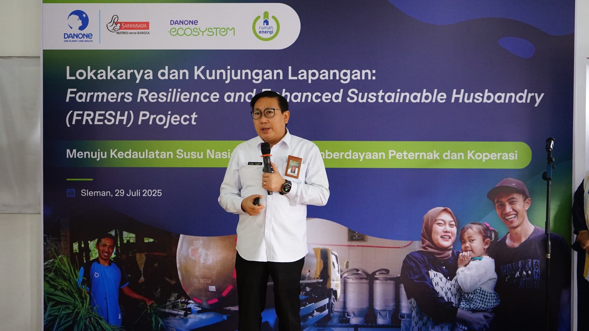 May be an image of 4 people, dais and text that says "DANONE MRANANT a ARFUSADA NUTRGINW.BANGSA DANONE CCOSYSTOM energi Lokakarya dan Kunjungan Lapangan: Farmers Resilience and hanced Sustainable Husbandry (FRESH) Project Menuju Kedaulatan Susu Nasi Sleman 29 Juli 2025 oberdayaan Peternak dan Koperasi"