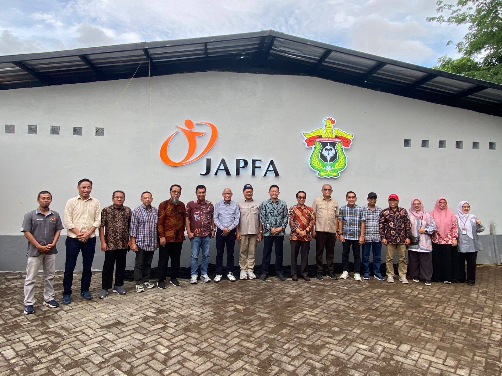 May be an image of one or more people and text that says "VAPEA O JAPFA"