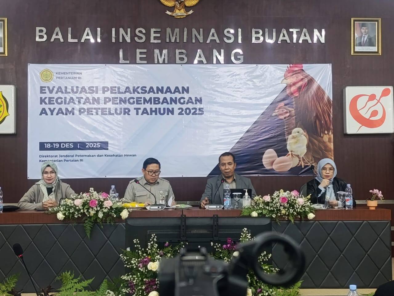 May be an image of dais and text that says "ン KEMENTERIAN PERTANIAN BALAI INSE INSEMINASI BUATAN LEMBANG EVALUASIPELAKSANAAN KEGIATAN.PENGEMBANGAN AYAM PETELUR TAHUN 2025 18-19 DES 2025 Direktorat Jenderal Peternakan dan Kesehatan Hewan rian Pertaian bhabarot:eneiee RI G"